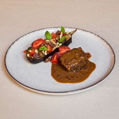 Филе говядины с печеным баклажаном по-средиземноморски в Беллуччи по цене 1450