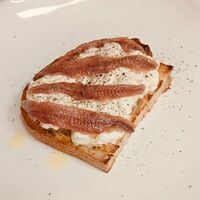 Брускетта со страчателлой и анчоусами в Терра