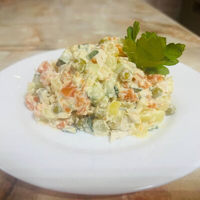 Оливье с курицей в Домашняя кулинария по цене 260 ₽