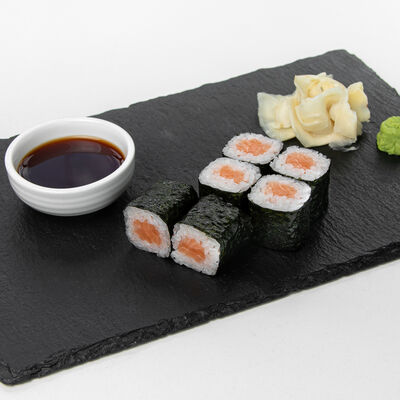 Мини-роллы с лососем в Сакура по цене 140 ₽
