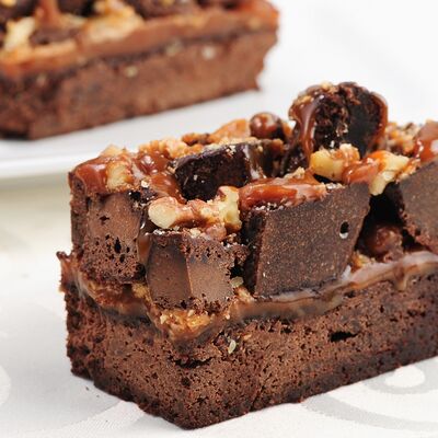 Пирожное Брауни с карамелью и фундуком в Три перца по цене 450 ₽