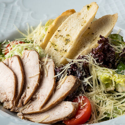 Салат Цезарь с курицей доставка в Еда Да по цене 460 ₽