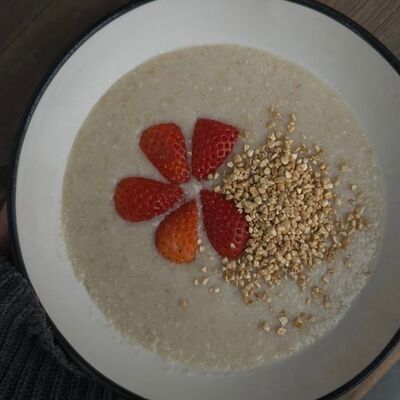 Овсяная каша с сезонными ягодами, медовым маслом и воздушным рисом в Культурный код по цене 550 ₽