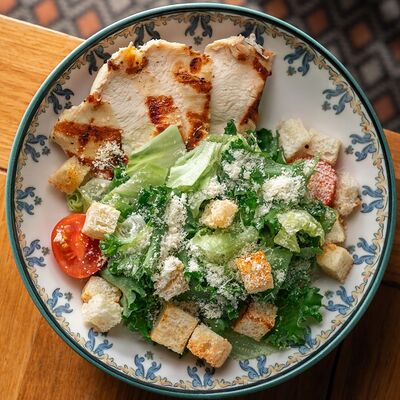 Цезарь с цыпленком в Густо & Пряно по цене 528 ₽