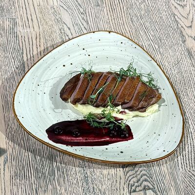 Утиная грудка Магре с соусом порто в Сквер по цене 710 ₽