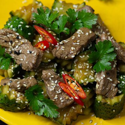 Брусочки из говяжьей вырезки и битые огурцы в кунжутном соусе в Восток запад по цене 470 ₽