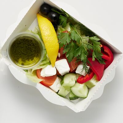 Греческий салат с сыром брынза и лимономв Life Time Cafe по цене 380 ₽
