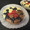 Голубика и малина в бельгийском молочном и белом шоколадев Suleimans Cafe Halal по цене 900