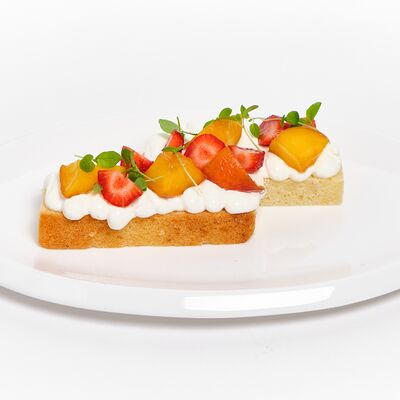 Ванильный бисквит с муссом пломбир и сезонными фруктами в Ciro bistro по цене 750 ₽