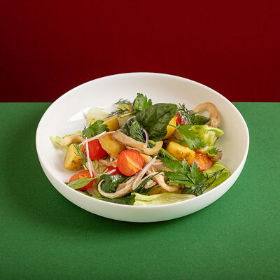 Салат по-деревенски с грибами в Traveler's coffee по цене 413 ₽