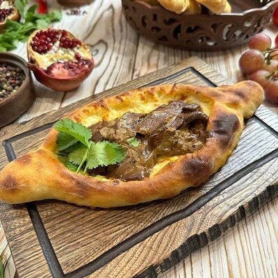 Хачапури по-аджажарски с сулугуни и грибами в Тут харчо по цене 630 ₽