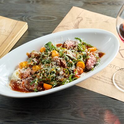 Салат с ростбифом, пряным огурцом и яйцом пашотв Restobar Бекон по цене 870 ₽