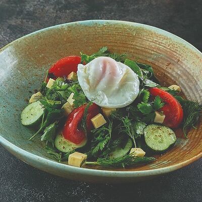 Овощной салат с душистой зеленью и яйцом пашот в ЛарисуВаннуХочу по цене 390