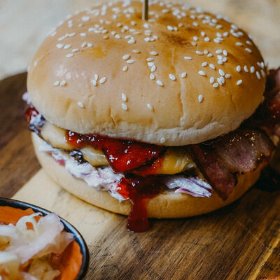 Бургер Вишневый сад в Чилли ванилли по цене 530 ₽