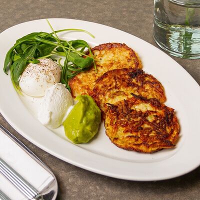 Хэшбраун из цукини с авокадо и яйцом пашот в Breakfast House по цене 690 ₽