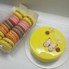Торт муссовый Жёлтый с бабочками и набор пирожных макарунв Katicake по цене 3750