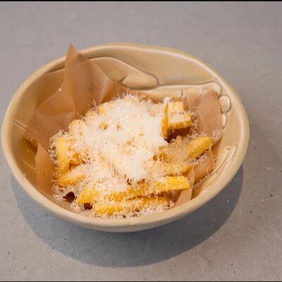 Картофель фри с пармезаномв Hug по цене 250 ₽