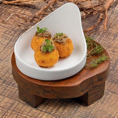 Крок-зразы с грибами и осетинским сыром в Айна по цене 850 ₽