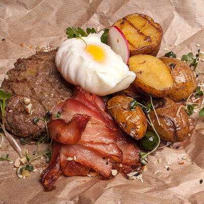 Рубленый бифштекс с яйцом и беконом в Марк Твен по цене 390 ₽