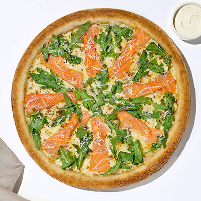 Пицца с лососем и сливочным соусом в Много лосося по цене 580