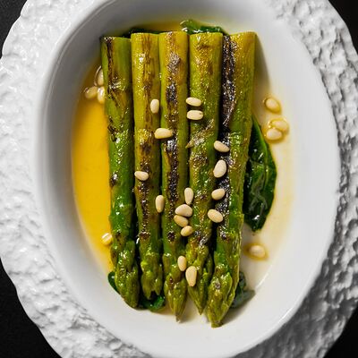 Спаржа с кедровым орехом и шпинатом в трюфельном велюте в Великий Goodwine по цене 990 ₽