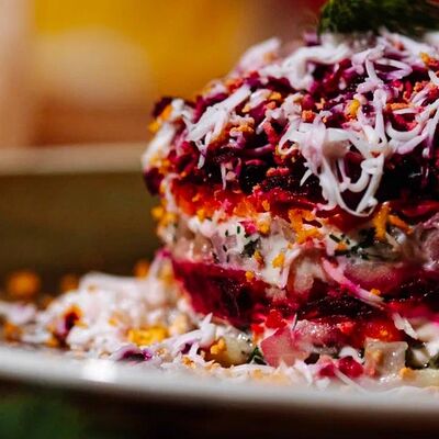 Сельдь под шубойв Мацони по цене 420 ₽