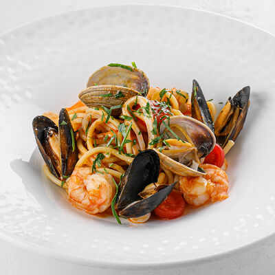 Спагетти с морепродуктами в Волга-Волга по цене 1790 ₽