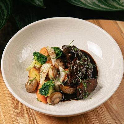 Говяжьи щёчки, томленные в красном вине с обжаренными овощами в Myst по цене 1640 ₽