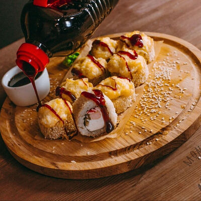 Запечённый ролл с креветкой и крабомв Monsterpizzz по цене 701 ₽