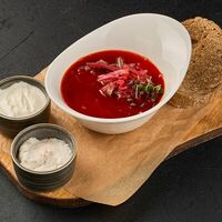 Борщ со сметаной и тертым салом с чесноком в Игристые