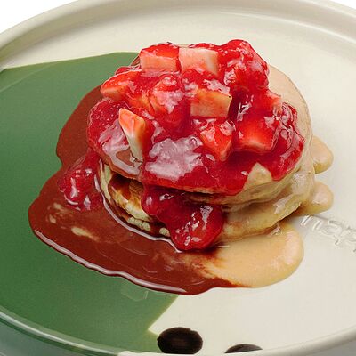 Панкейки с бананом, клубникой и шоколадным соусами в Паруса по цене 373 ₽