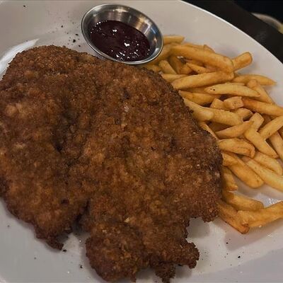 Венский шницель с картофелем фри и брусничным соусом в Генрих и Генриетта по цене 450 ₽