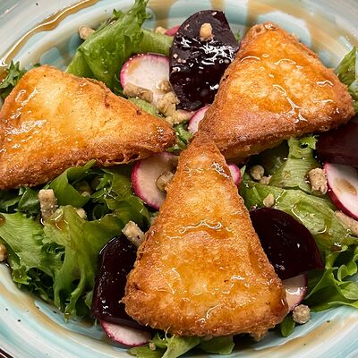 Салат с жареным сыром сулугуни и свеклой в Птичка по цене 490 ₽