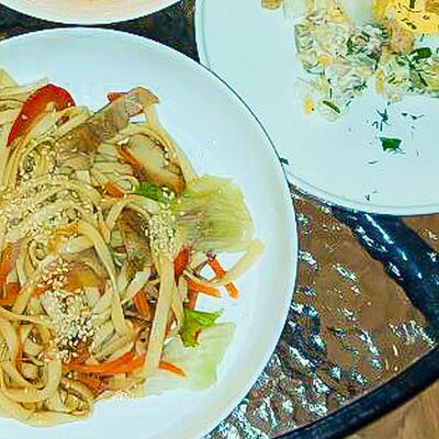 Вок с цыпленком + салат из печеного картофеля с куриной грудкой (бизнес-ланч) в Travelers Coffee по цене 770 ₽