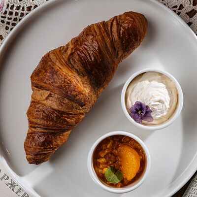Круассан с маслом и вареньем в Вера Фёдоровна по цене 390 ₽