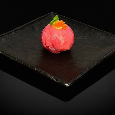 Суши болл с тунцом в Бейкер суши по цене 299 ₽