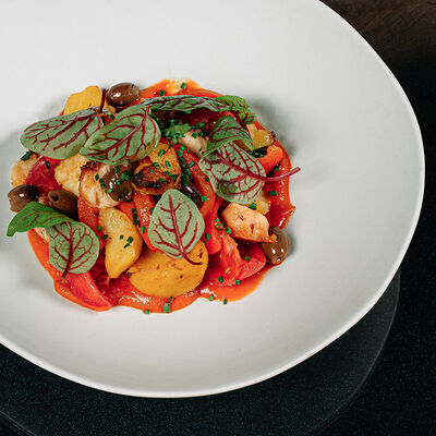 Осьминог, копченый картофель и соус ромеско в Гвидон по цене 2050 ₽