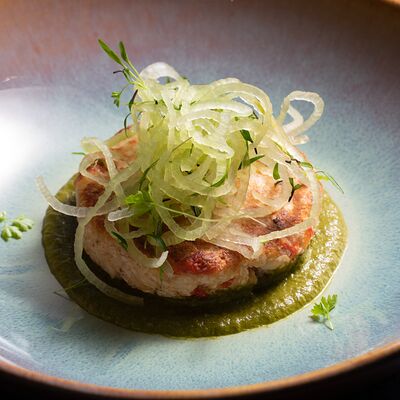 Крабовая котлета с гуакамолев Муссон по цене 1590 ₽