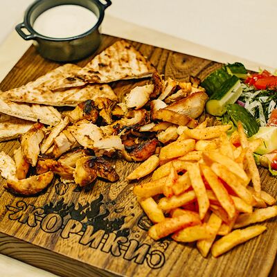 Гиро на тарелке со свининой в Жорики кухня на углях по цене 630 ₽