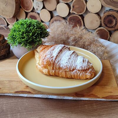 Круассан с карамелью в Про Булки кафе-пекарня по цене 250 ₽