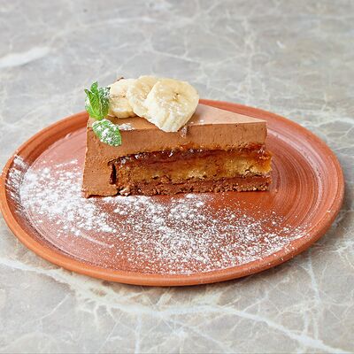 Торт с бананом, арахисом и соленой карамелью в Mamito по цене 480 ₽