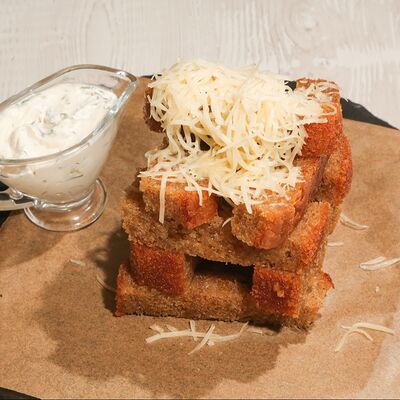 Гренки чесночные с сыром пармезанв Троя по цене 380 ₽