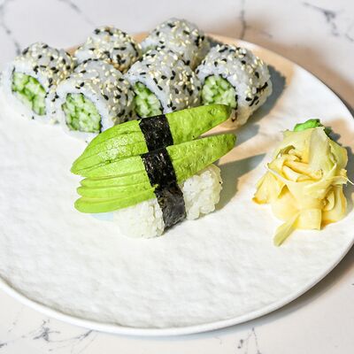 Сет ролл с огурцом и нигири с авокадо в Delicates Club по цене 680 ₽