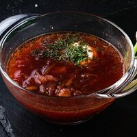 Борщ со смальцем и бородинскими гренками в ШКВАРКИ