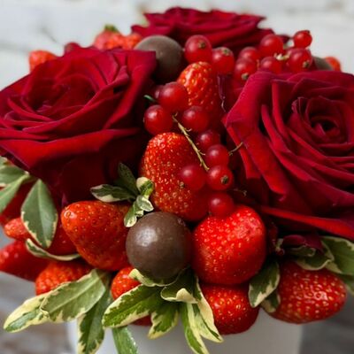 Букет с клубникой, шоколадными конфетами и розами в коробке в Buketonline - Съедобные букеты и клубника в шоколаде по цене 3960 ₽