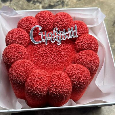 Муссовый бенто-торт красный с Новым годомв Allowberry по цене 3700 ₽