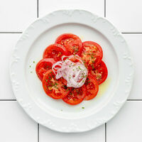 Свежие помидоры с красным луком в R14