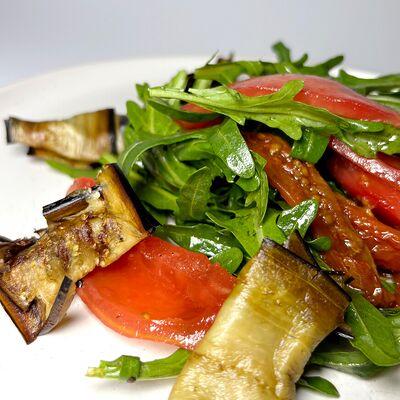 Салат с баклажаном, руколой, вялеными томатами в URBAN Lounge по цене 615 ₽