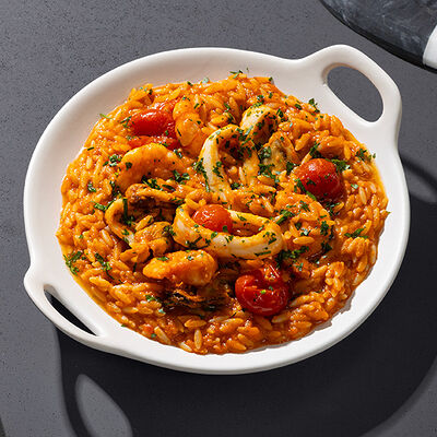 Орзо с креветками, кальмаром и соусом биск в Yami Yami по цене 1050 ₽