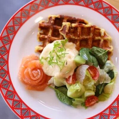 Картофельные вафли с лососем слабой соли, яйцом пашот и салатом в Тарелочки по цене 990 ₽